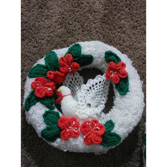 Vtg Christmas White Wreath Dove & Christmas Holly Crochet Holiday Wall Decor su1 - Picture 2 of 5